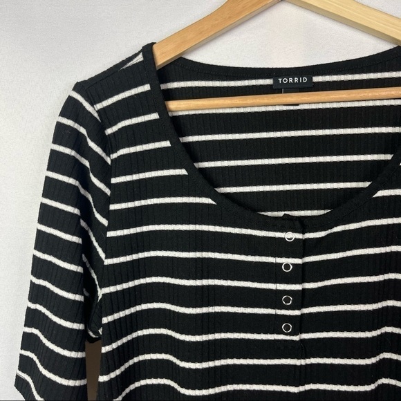 Torrid Black & White Ribbed Snap Henley Short Sleeve Tee 1 - Picture 4 of 5